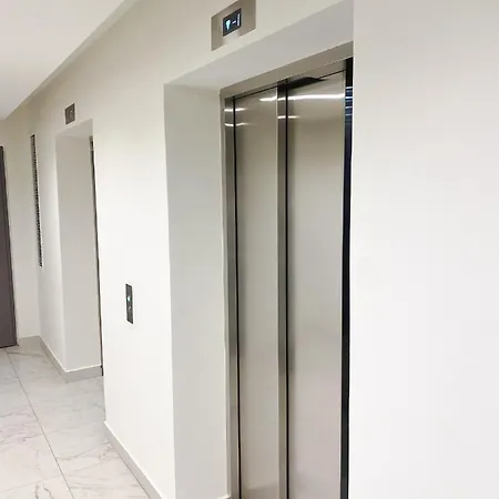 Lolita Lux - Waterfront *