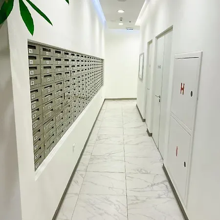 Lolita Lux - Waterfront *