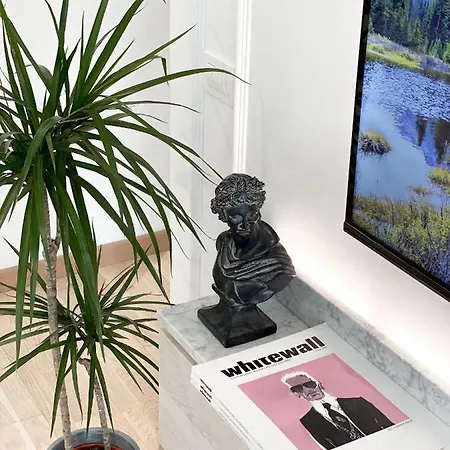 Lolita Lux - Waterfront *